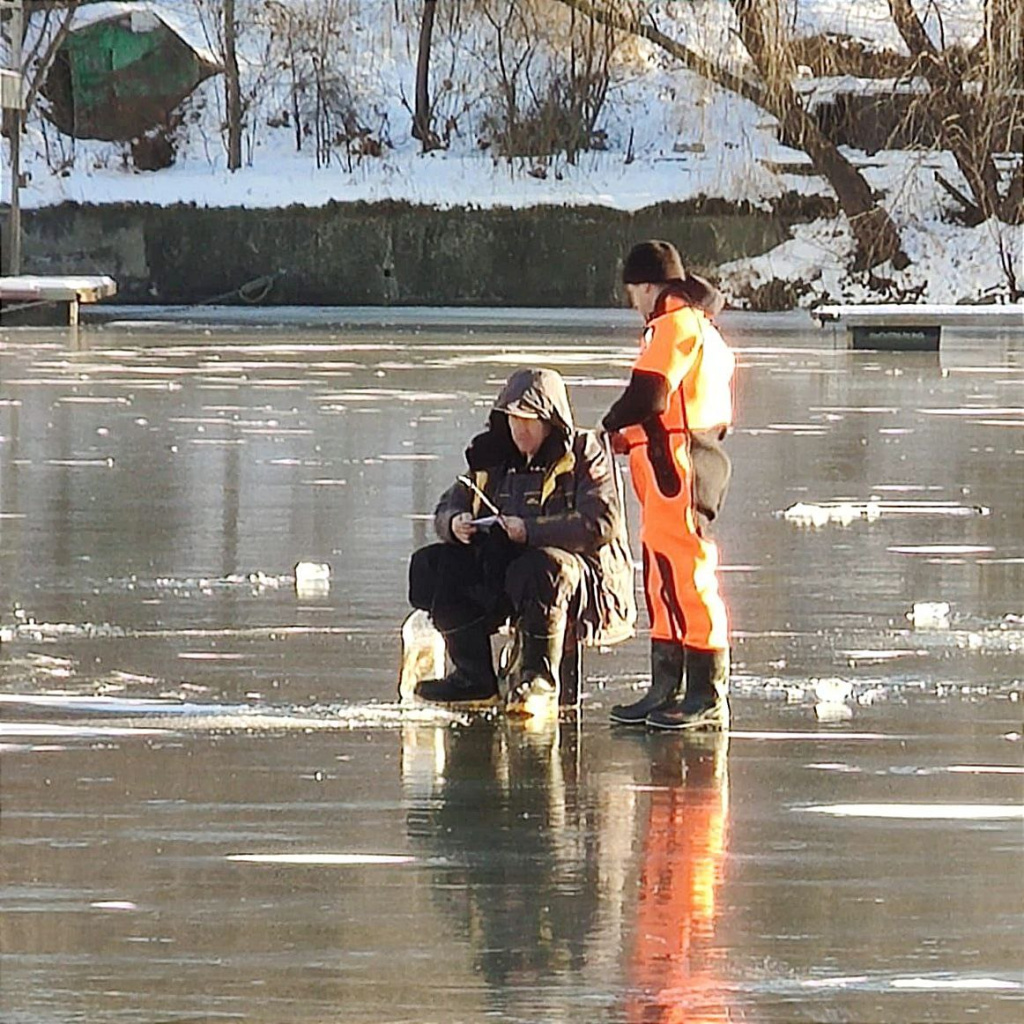 Уважаемые граждане, будьте внимательны и осторожны на водоёмах, весенний лед опасен !!!.